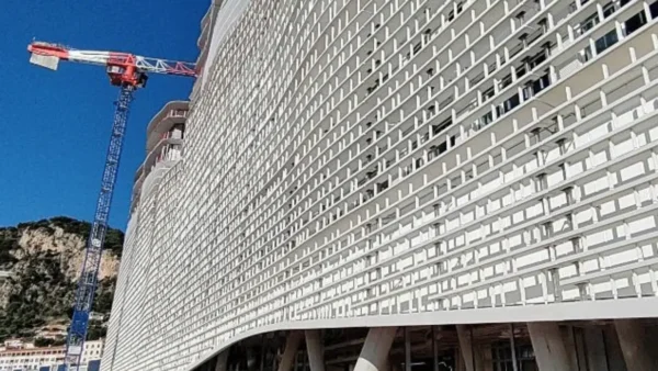 embout à rotule pour structures architecturales en façade d’hôpital