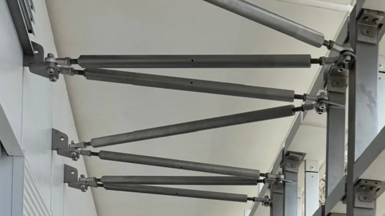 embout à rotule pour structures architecturales en façade d’hôpital