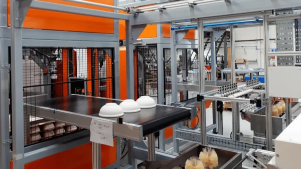 Once the pottery is put on the conveyor, it goes through a cleaning stage done with brushes and served byanother XYZ gantry system