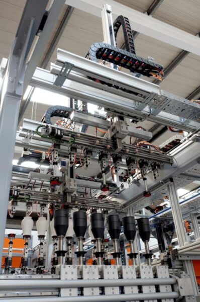 The double axis gantry system with two E-Smart systems on the X axis, two R-Smartsystems on the Y axis and an S-Smart uniton the Z axis The double axis gantry system with two E-Smart systems on the X axis, two R-Smartsystems on the Y axis and an S-Smart uniton the Z axis