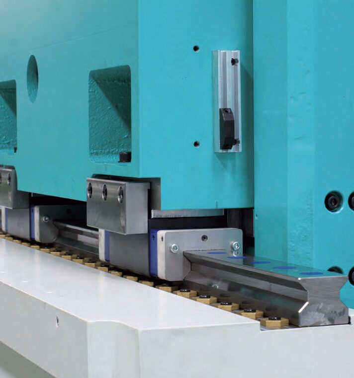 Horizontal and vertical axes on grinding machine • up close
