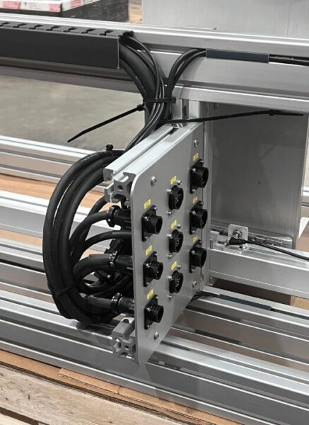 Cable-passthrough panel optimizing wire routing and electrical connections in a wet-bench machine.