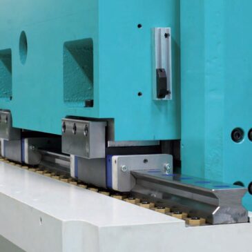 130-03-horizontal-and-vertical-axes-on-rosa-ermando-spa-grinding-machine-up-close-365x365