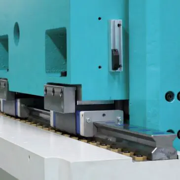130-03-horizontal-and-vertical-axes-on-rosa-ermando-spa-grinding-machine-up-close-365x365
