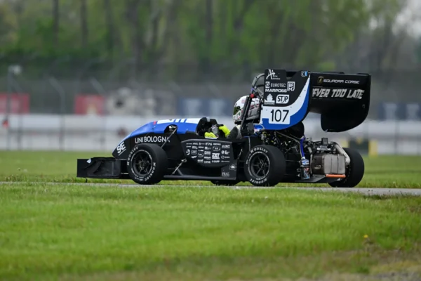 Albirea hybrid race car developed by UniBo Motorsport competing on track, featuring Tescubal® rod ends supplied by Rollon Chiavette Unificate.